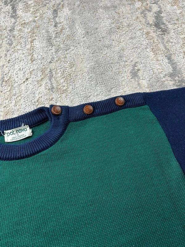 Pull en laine à col rond brodé style Coogi Vintage avec boutons sur les épaules – photo 3